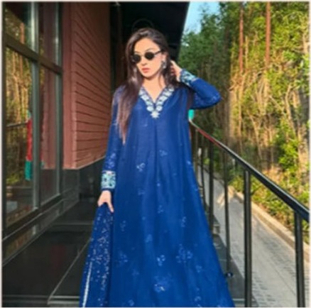Ayesha wearing the Celestia Crown in cobalt blue